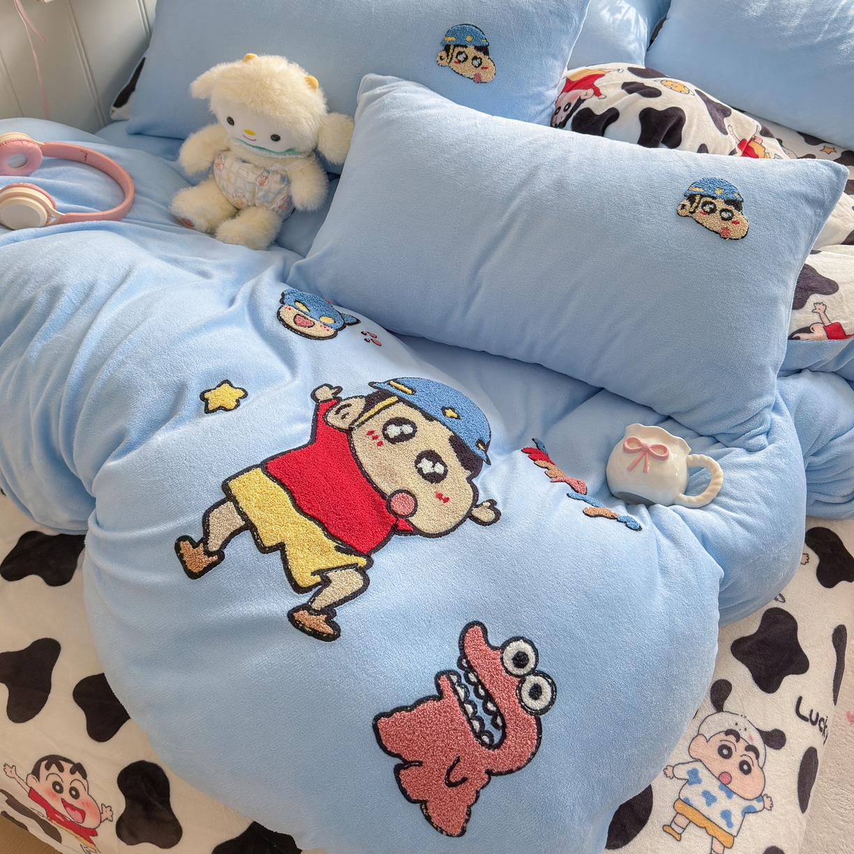 91家纺网 家纺一手货源 找家纺 优卡迪家纺馆 2025新款牛奶绒印加绣四件套 下载文件包含买家秀 黑白小新-天蓝