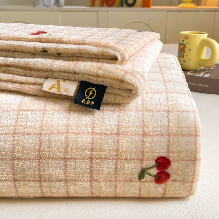 爱屋及屋 2025新款牛奶绒印花床单 樱桃小格