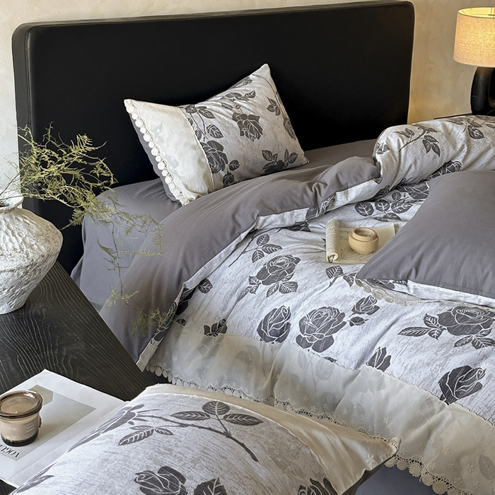 91家纺网 家纺一手货源 找家纺 宜代光年 2025新款全棉磨毛花边四件套 岁月留声-灰