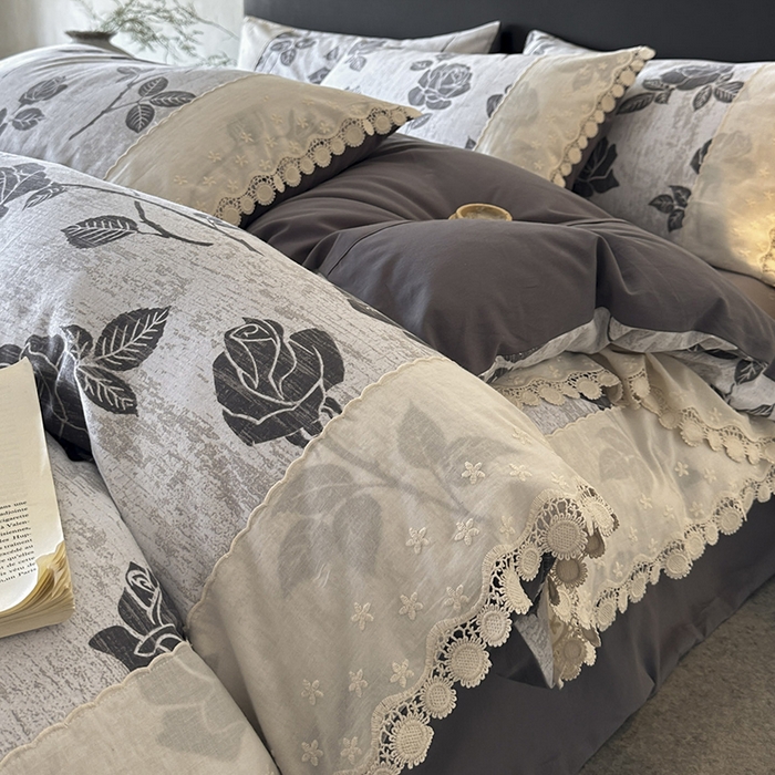 91家纺网 家纺一手货源 找家纺 宜代光年 2025新款全棉磨毛花边四件套 岁月留声-灰