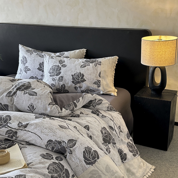 91家纺网 家纺一手货源 找家纺 宜代光年 2025新款全棉磨毛花边四件套 岁月留声-灰