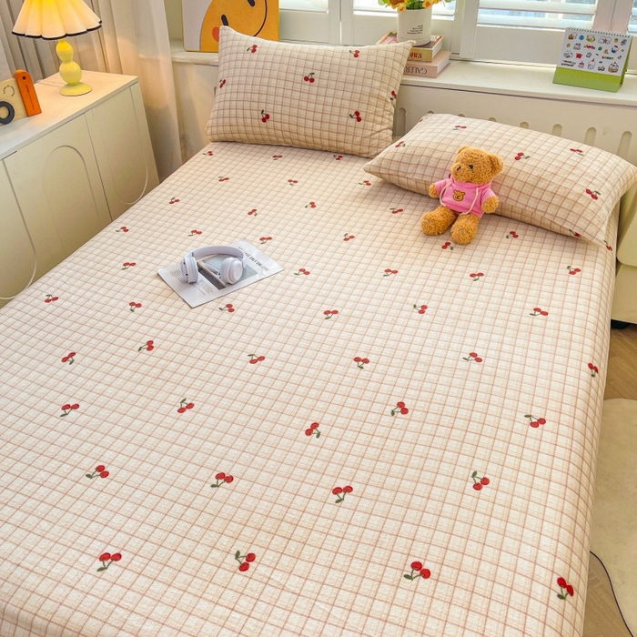 91家纺网 家纺一手货源 找家纺 爱屋及屋 2025新款牛奶绒印花床单 樱桃小格