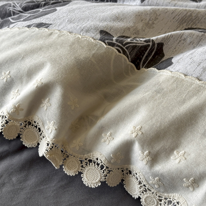 91家纺网 家纺一手货源 找家纺 宜代光年 2025新款全棉磨毛花边四件套 岁月留声-灰