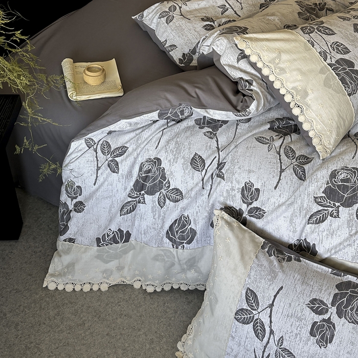 91家纺网 家纺一手货源 找家纺 宜代光年 2025新款全棉磨毛花边四件套 岁月留声-灰