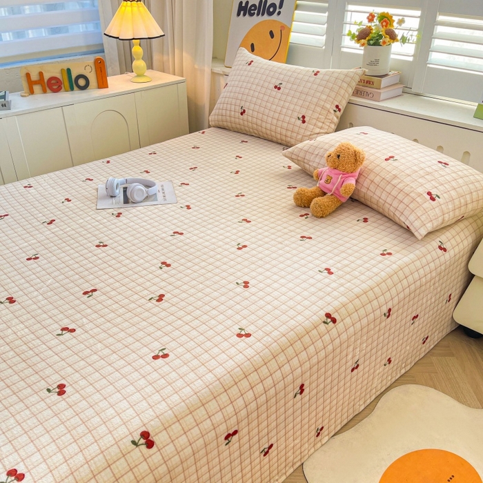 91家纺网 家纺一手货源 找家纺 爱屋及屋 2025新款牛奶绒印花床单 樱桃小格