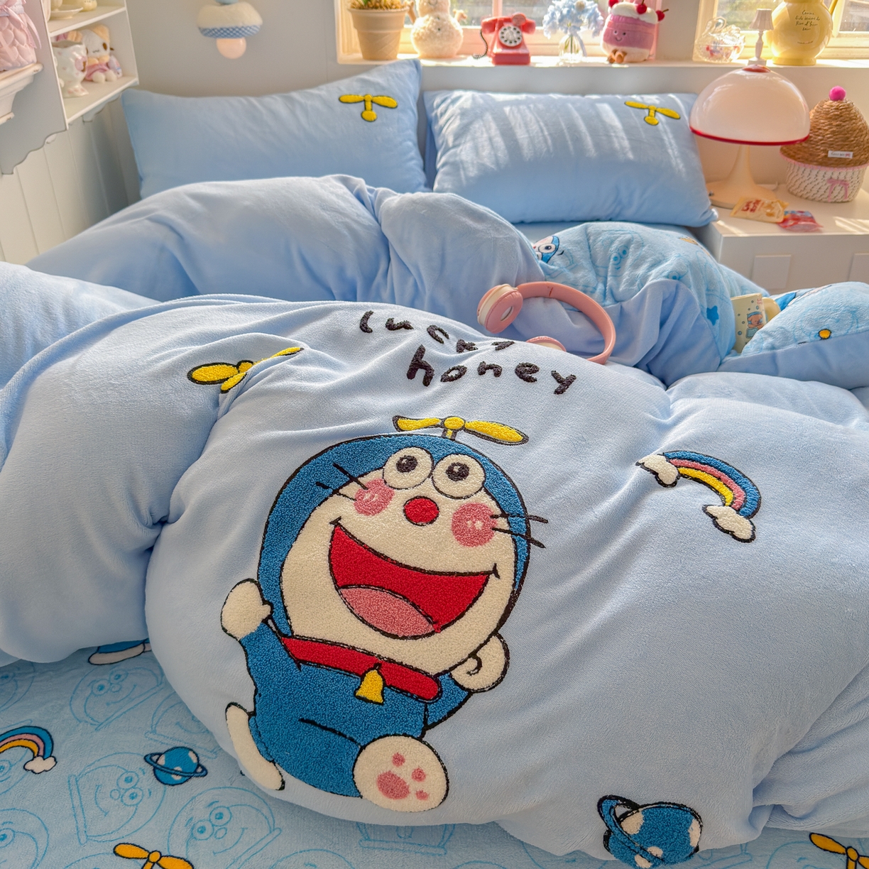 91家纺网 家纺一手货源 找家纺 优卡迪家纺馆 2025新款牛奶绒印加绣四件套 下载文件包含买家秀 童年蓝猫-天蓝