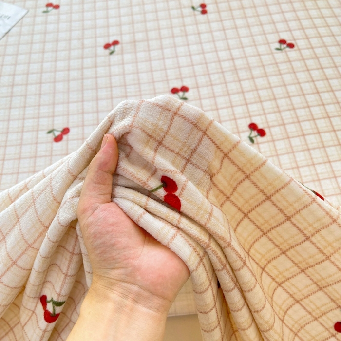 91家纺网 家纺一手货源 找家纺 爱屋及屋 2025新款牛奶绒印花床单 樱桃小格