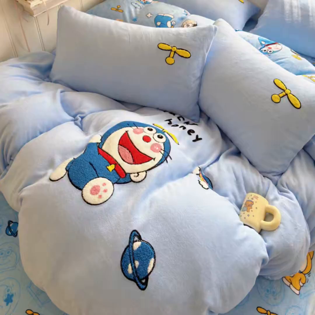 91家纺网 家纺一手货源 找家纺 优卡迪家纺馆 2025新款牛奶绒印加绣四件套 下载文件包含买家秀 童年蓝猫-天蓝