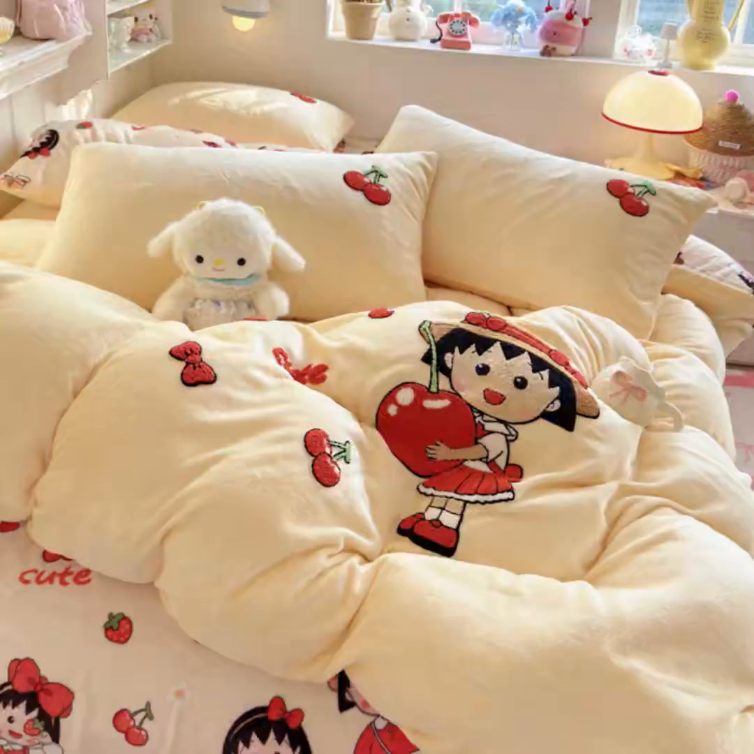 91家纺网 家纺一手货源 找家纺 优卡迪家纺馆 2025新款牛奶绒印加绣四件套 下载文件包含买家秀 樱桃女孩-奶黄