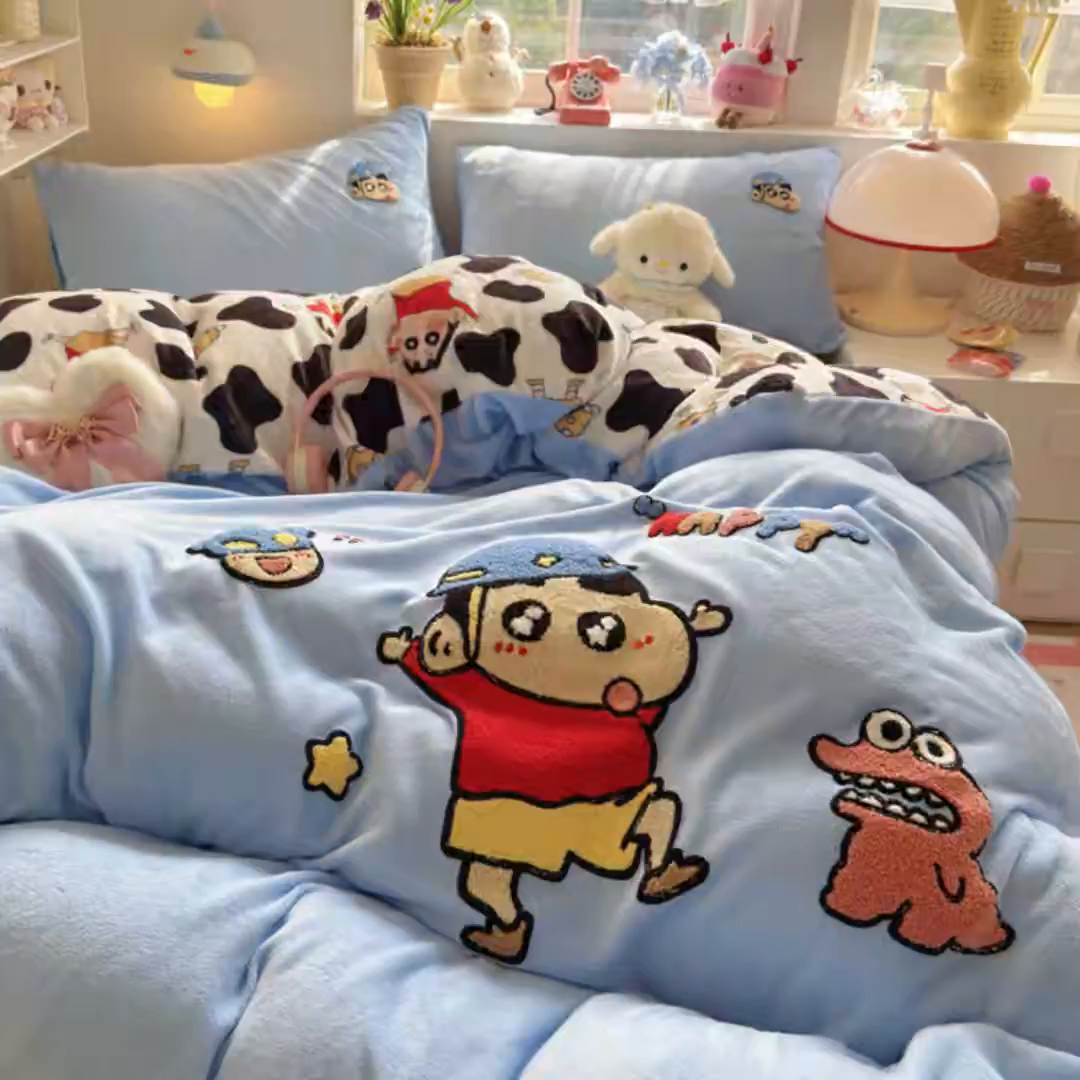 91家纺网 家纺一手货源 找家纺 优卡迪家纺馆 2025新款牛奶绒印加绣四件套 下载文件包含买家秀 黑白小新-天蓝