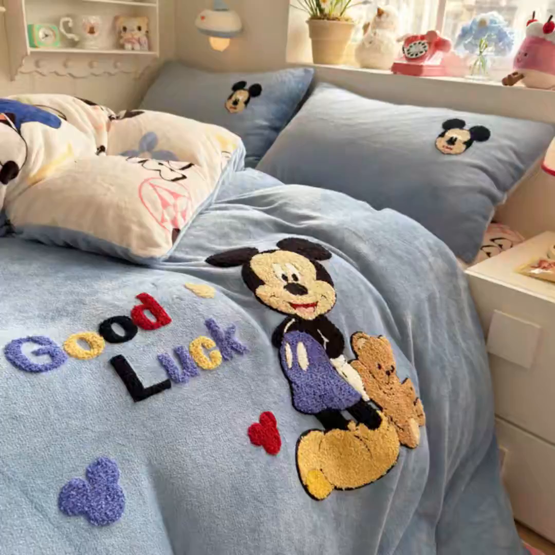 91家纺网 家纺一手货源 找家纺 优卡迪家纺馆 2025新款牛奶绒印加绣四件套 下载文件包含买家秀 潮趣米米-蓝灰