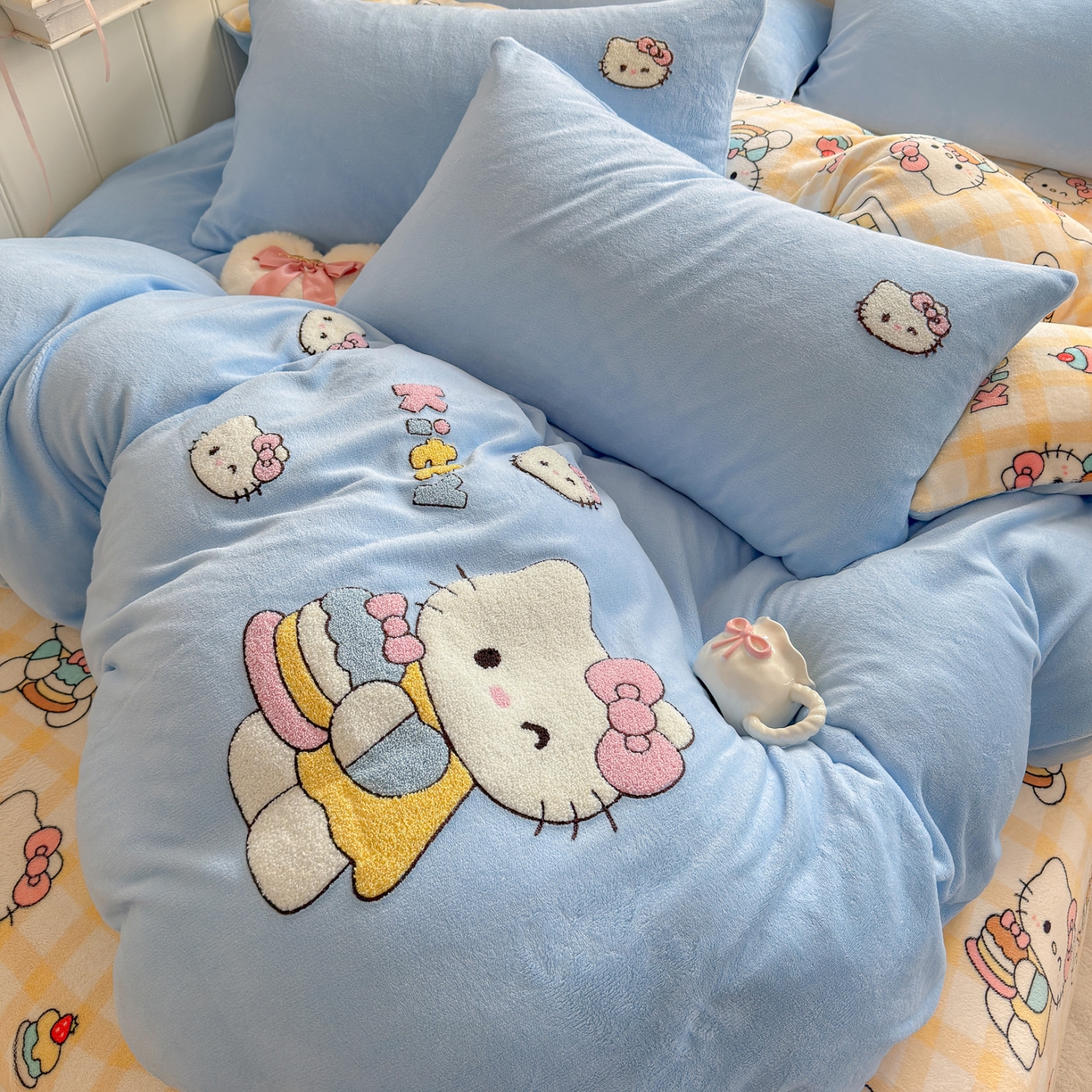 91家纺网 家纺一手货源 找家纺 优卡迪家纺馆 2025新款牛奶绒印加绣四件套 下载文件包含买家秀 面包KT--天蓝