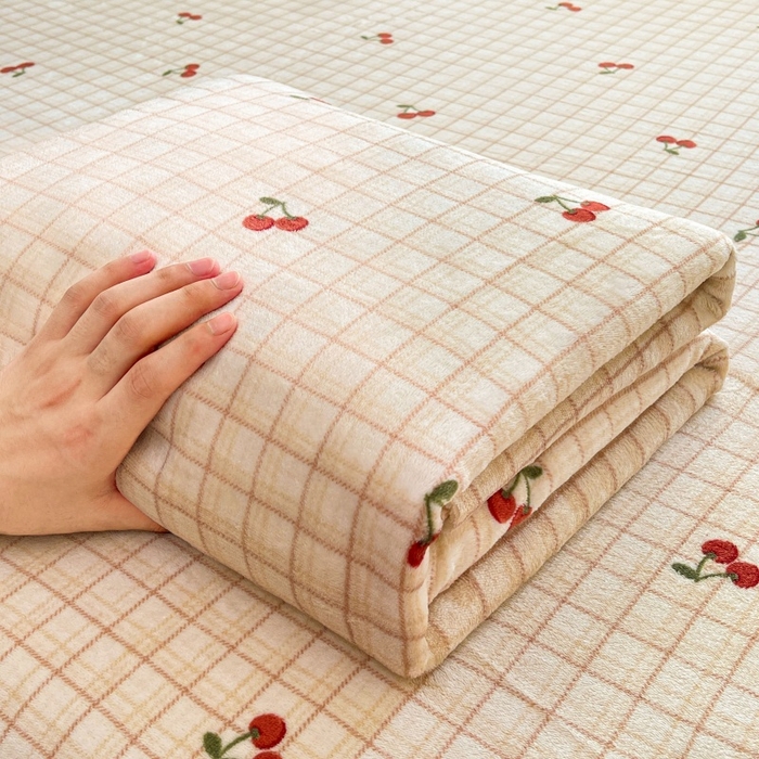 91家纺网 家纺一手货源 找家纺 爱屋及屋 2025新款牛奶绒印花床单 樱桃小格