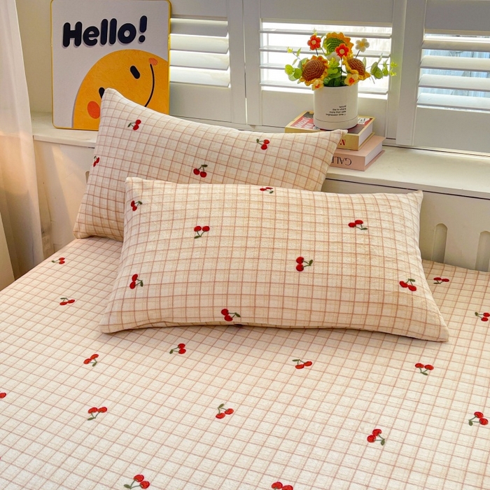 91家纺网 家纺一手货源 找家纺 爱屋及屋 2025新款牛奶绒印花床单 樱桃小格