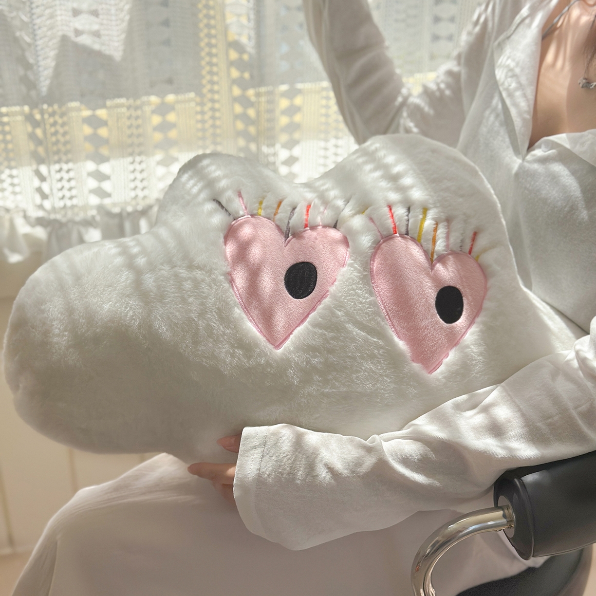 91家纺网 家纺一手货源 找家纺 美茉家居 2025新款兔毛绒炫彩睫毛云朵抱枕 杏色