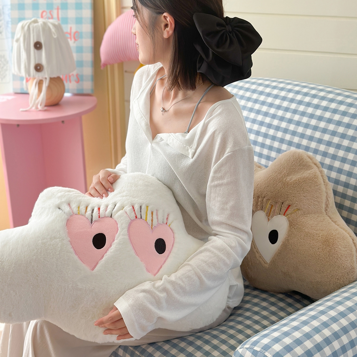 91家纺网 家纺一手货源 找家纺 美茉家居 2025新款兔毛绒炫彩睫毛云朵抱枕 白色