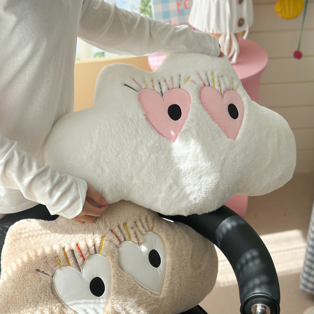 91家纺网 家纺一手货源 找家纺 美茉家居 2025新款兔毛绒炫彩睫毛云朵抱枕 杏色