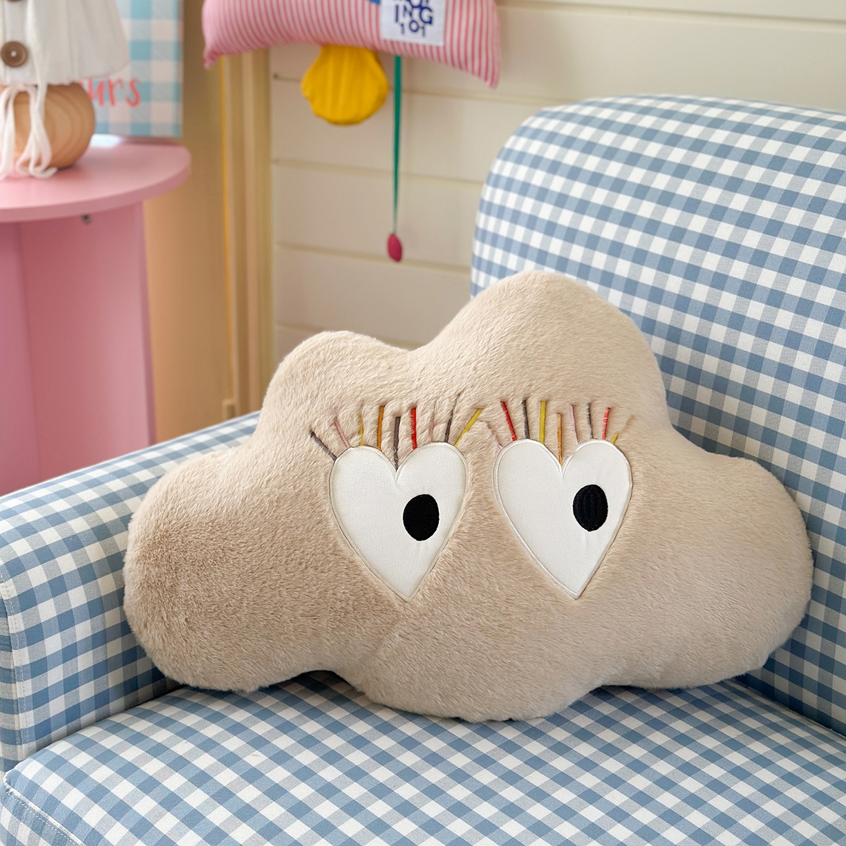 91家纺网 家纺一手货源 找家纺 （总）美茉家居 2025新款兔毛绒炫彩睫毛云朵抱枕