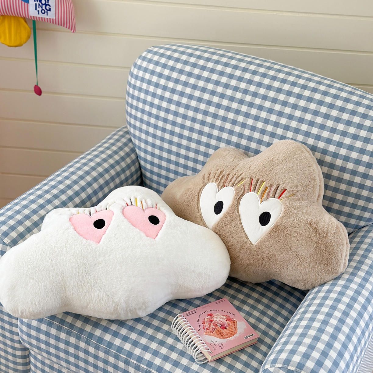 91家纺网 家纺一手货源 找家纺 美茉家居 2025新款兔毛绒炫彩睫毛云朵抱枕 白色