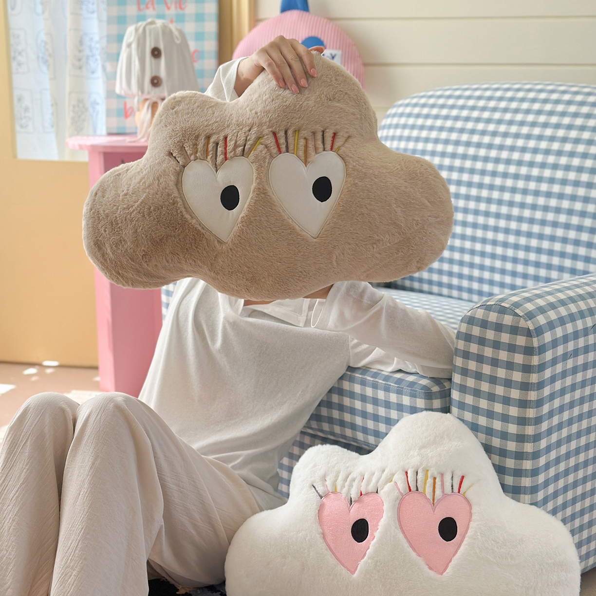 91家纺网 家纺一手货源 找家纺 美茉家居 2025新款兔毛绒炫彩睫毛云朵抱枕 白色