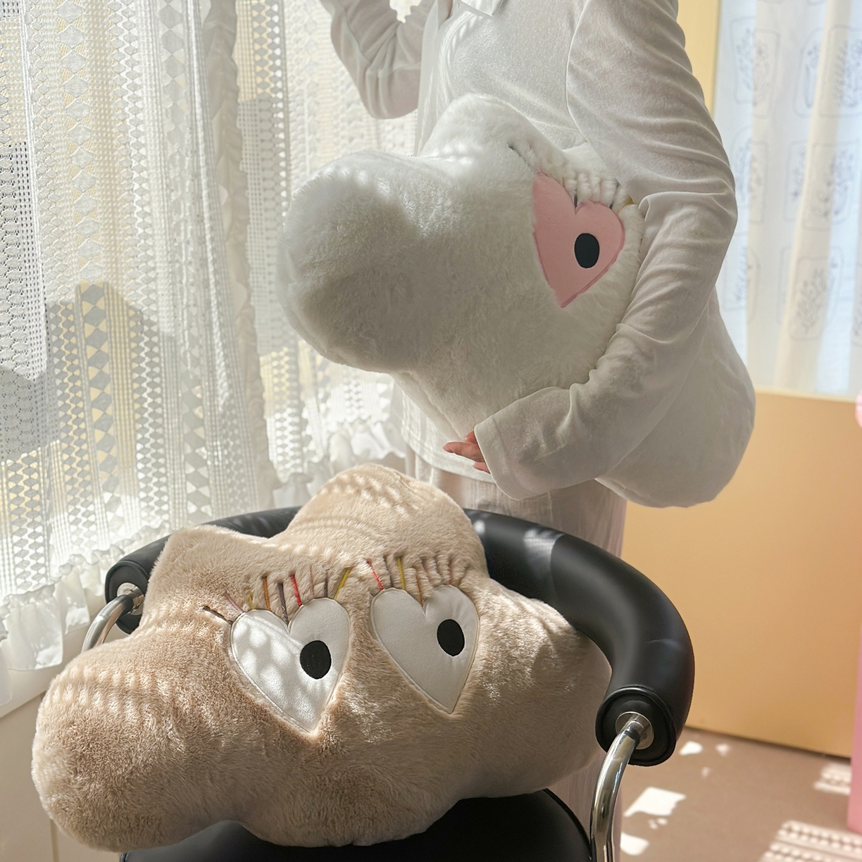 91家纺网 家纺一手货源 找家纺 美茉家居 2025新款兔毛绒炫彩睫毛云朵抱枕 白色