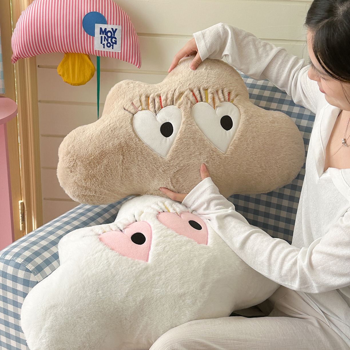 91家纺网 家纺一手货源 找家纺 美茉家居 2025新款兔毛绒炫彩睫毛云朵抱枕 白色