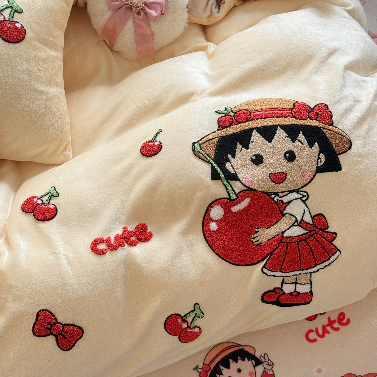 91家纺网 家纺一手货源 找家纺 优卡迪家纺馆 2025新款牛奶绒印加绣四件套 下载文件包含买家秀 樱桃女孩-奶黄