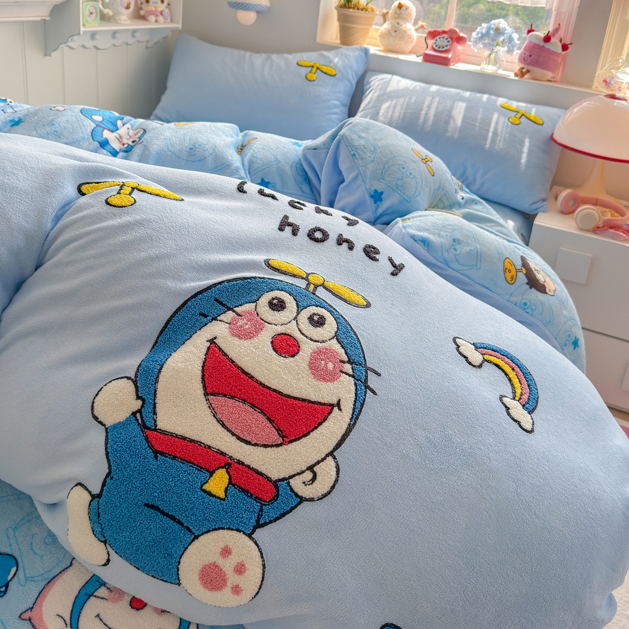 91家纺网 家纺一手货源 找家纺 优卡迪家纺馆 2025新款牛奶绒印加绣四件套 下载文件包含买家秀 童年蓝猫-天蓝