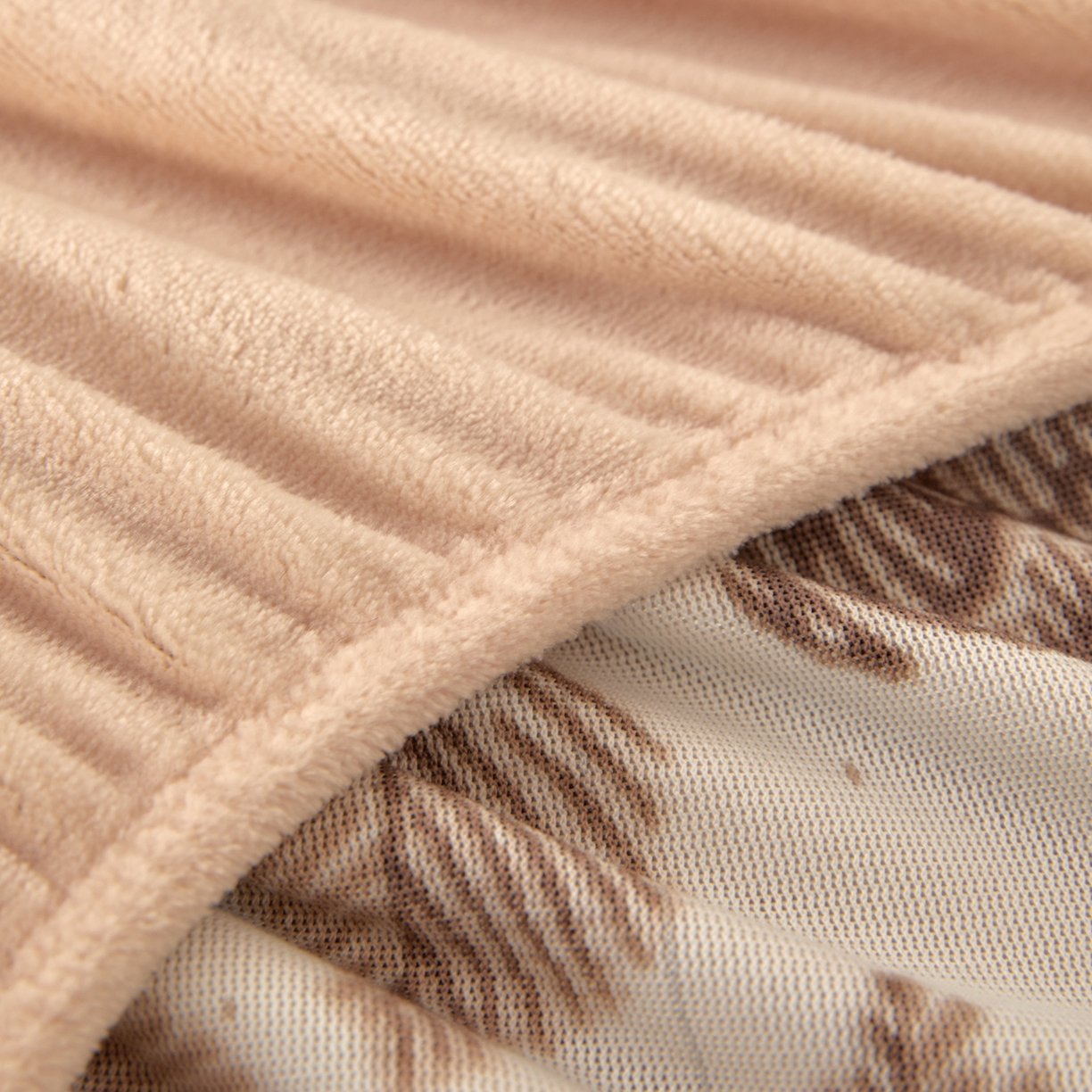 91家纺网 家纺一手货源 找家纺 吾诺家居 2025新款高克重雕花牛奶绒单品床笠 吟花