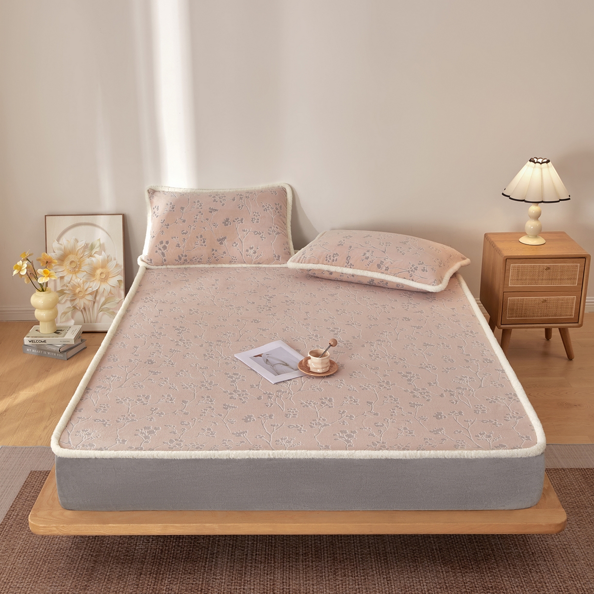 吾诺家居 2025新款高克重雕花牛奶绒单品床笠 寒梅