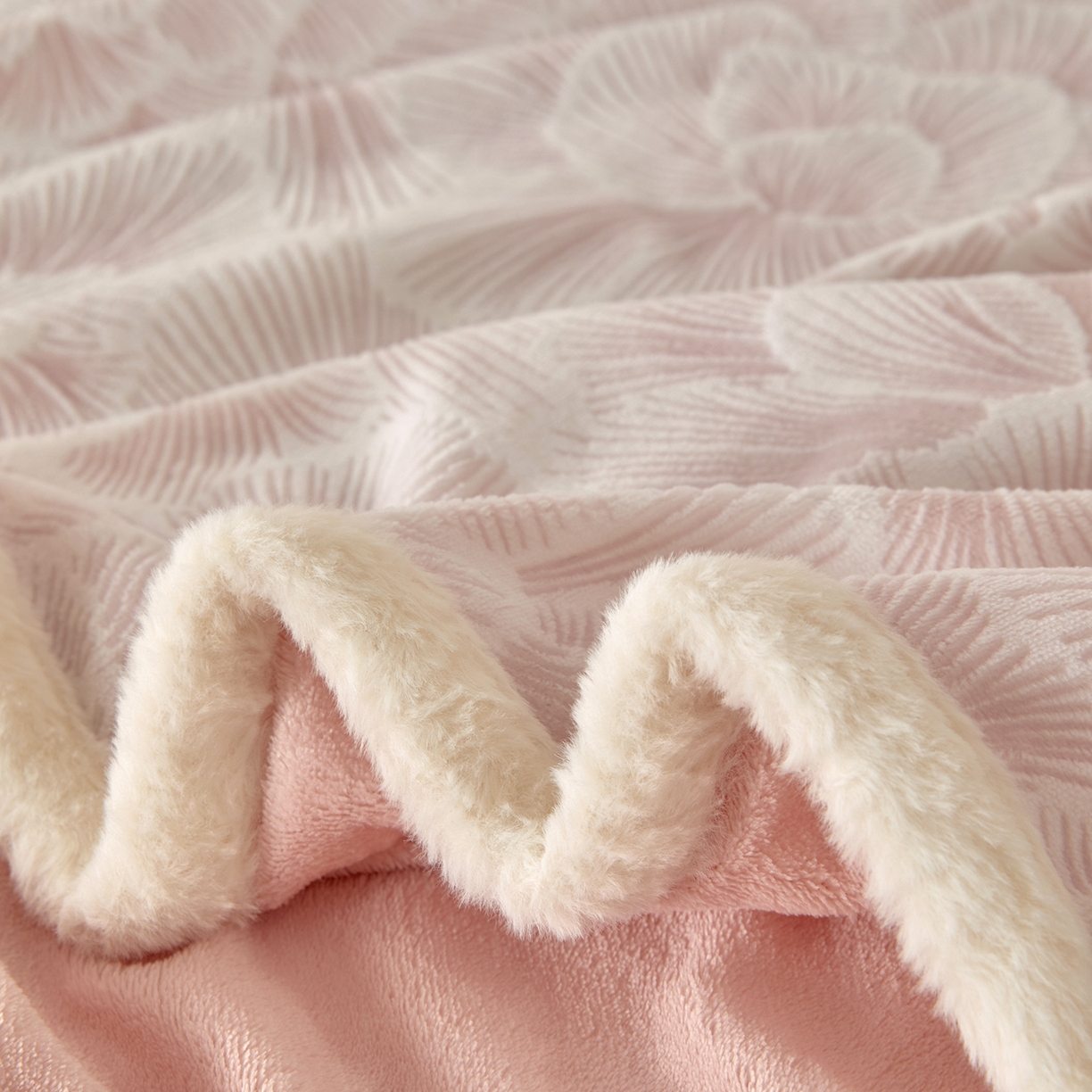 91家纺网 家纺一手货源 找家纺 吾诺家居 2025新款高克重雕花牛奶绒单品床笠 慕雪