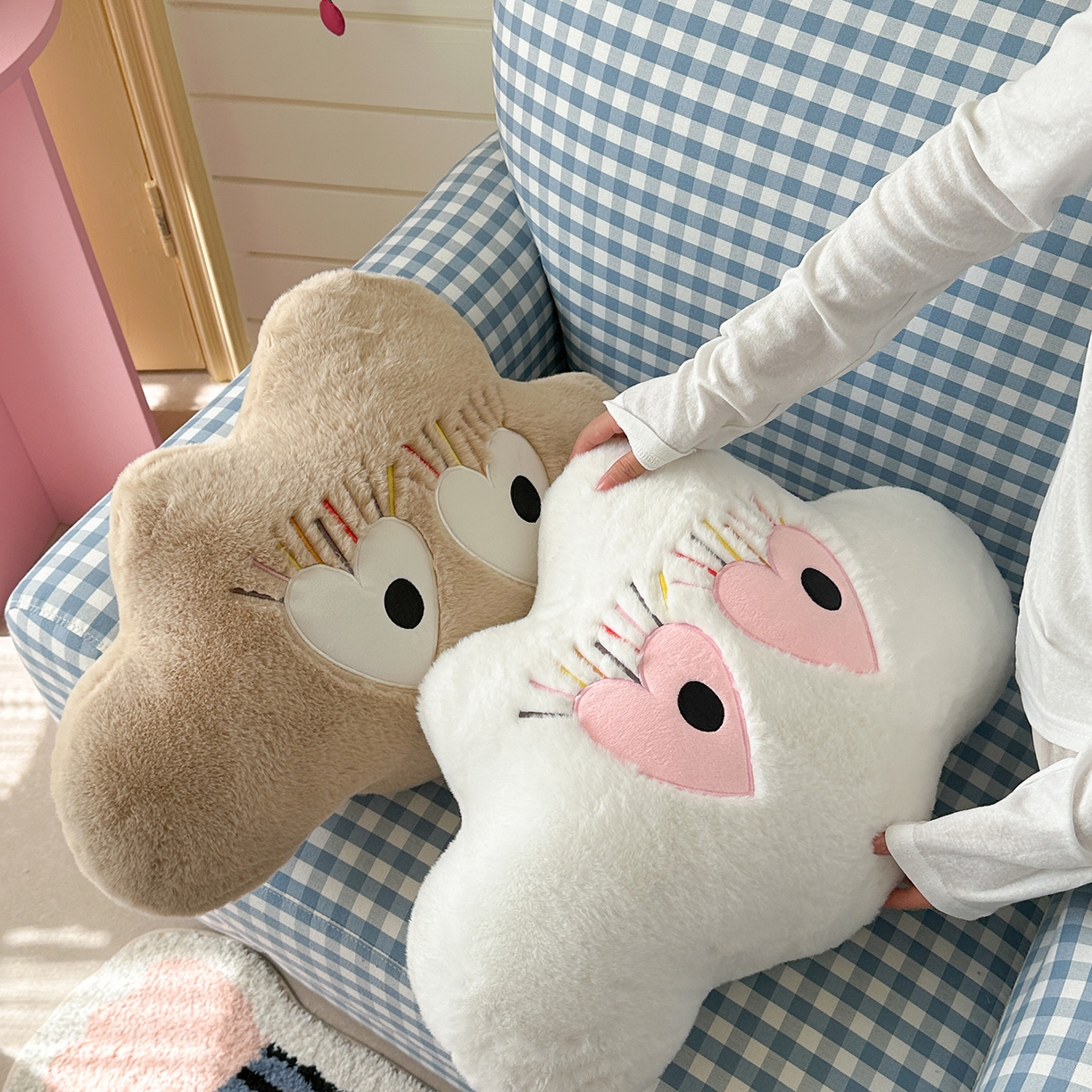 91家纺网 家纺一手货源 找家纺 美茉家居 2025新款兔毛绒炫彩睫毛云朵抱枕 白色