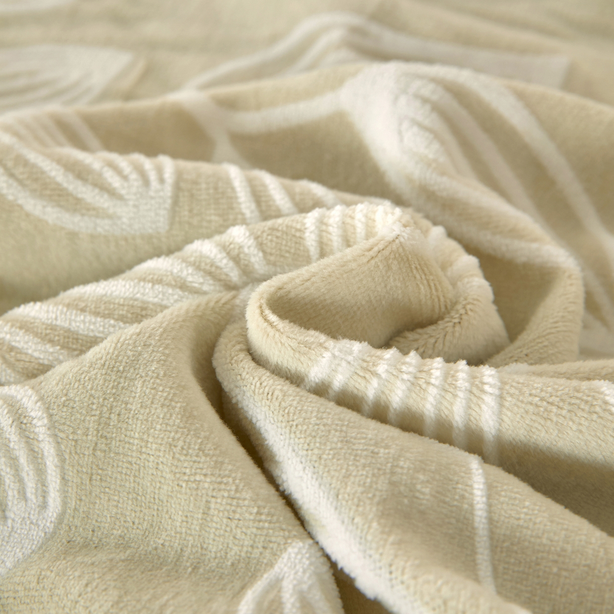 91家纺网 家纺一手货源 找家纺 吾诺家居 2025新款高克重雕花牛奶绒单品床笠 简素