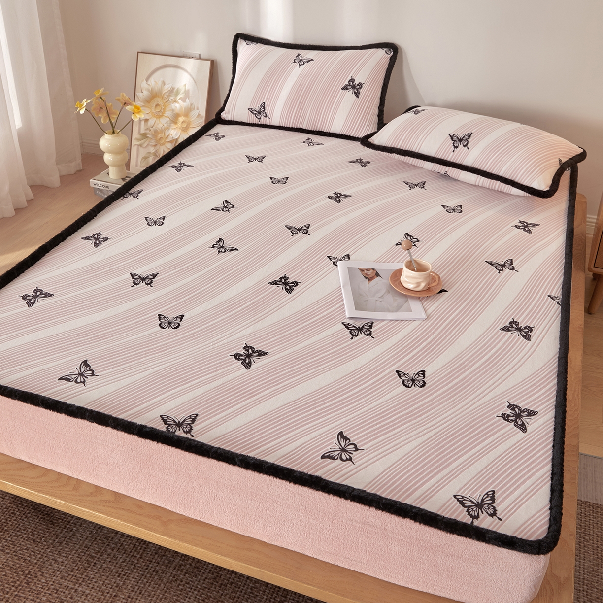 91家纺网 家纺一手货源 找家纺 吾诺家居 2025新款高克重雕花牛奶绒单品床笠 粉蝶