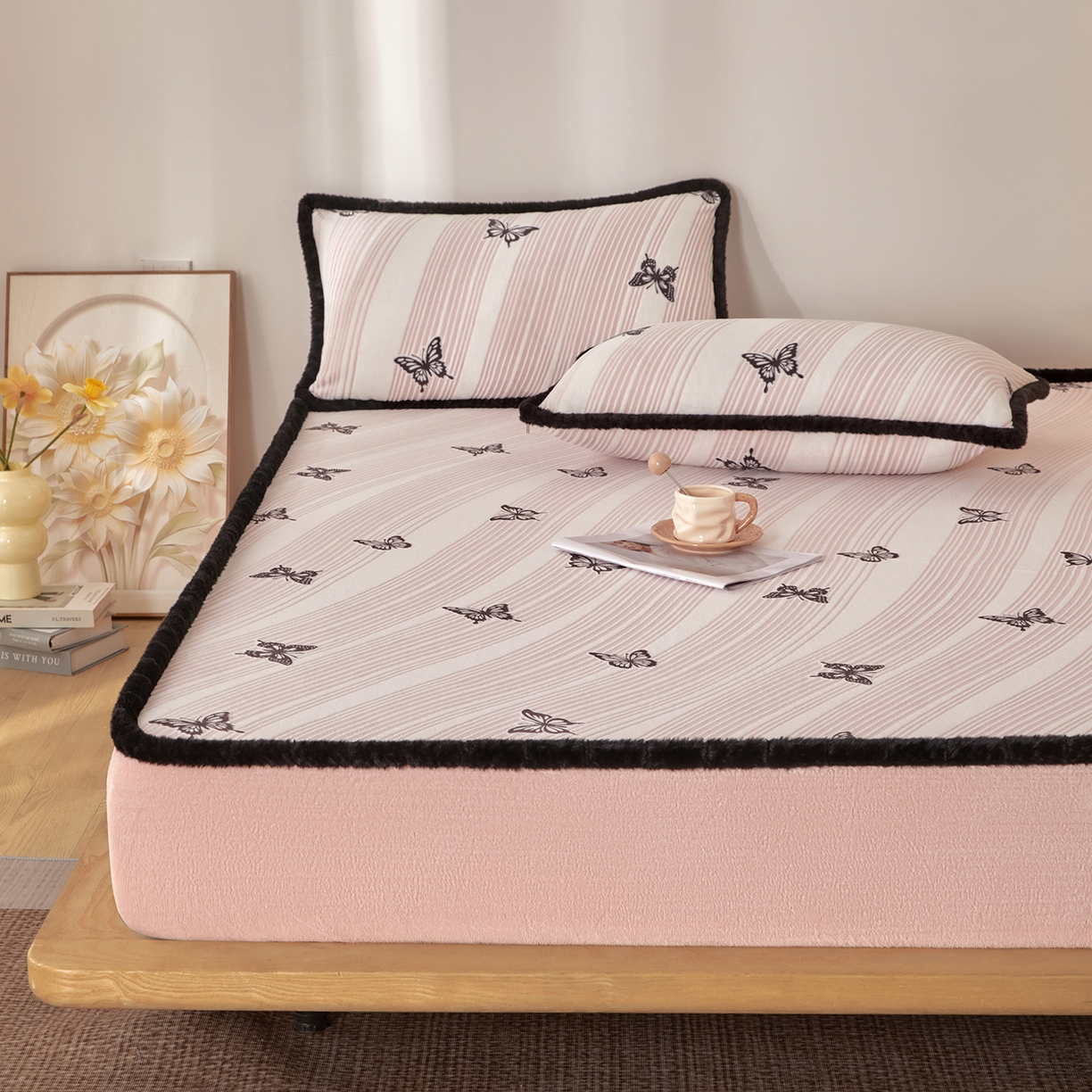 91家纺网 家纺一手货源 找家纺 吾诺家居 2025新款高克重雕花牛奶绒单品床笠 粉蝶