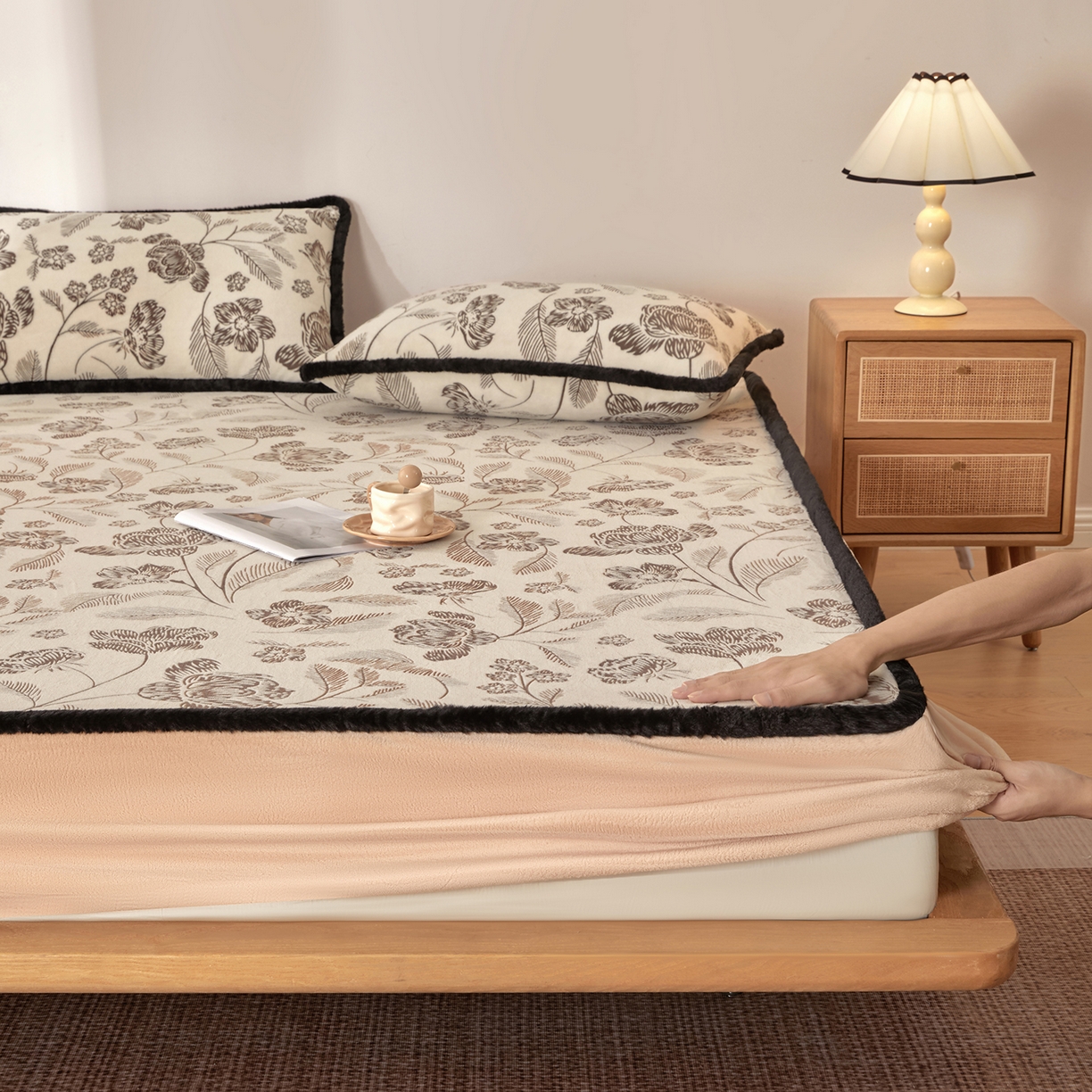 91家纺网 家纺一手货源 找家纺 吾诺家居 2025新款高克重雕花牛奶绒单品床笠 吟花