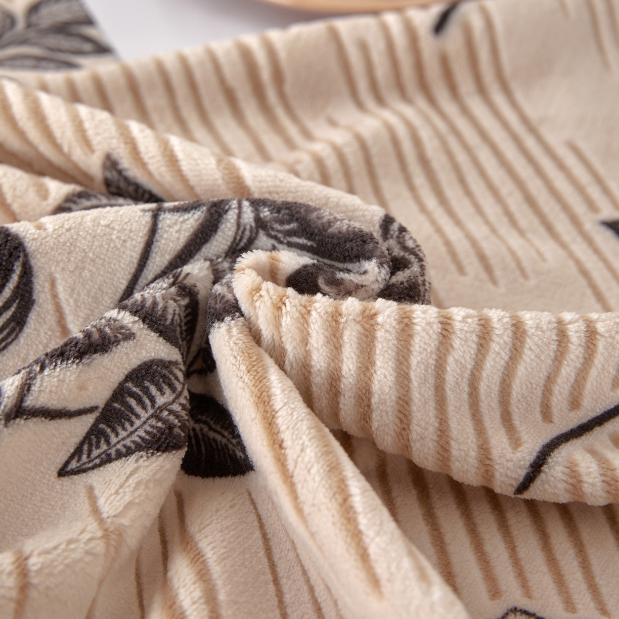 91家纺网 家纺一手货源 找家纺 吾诺家居 2025新款高克重雕花牛奶绒单品床笠 玫瑰