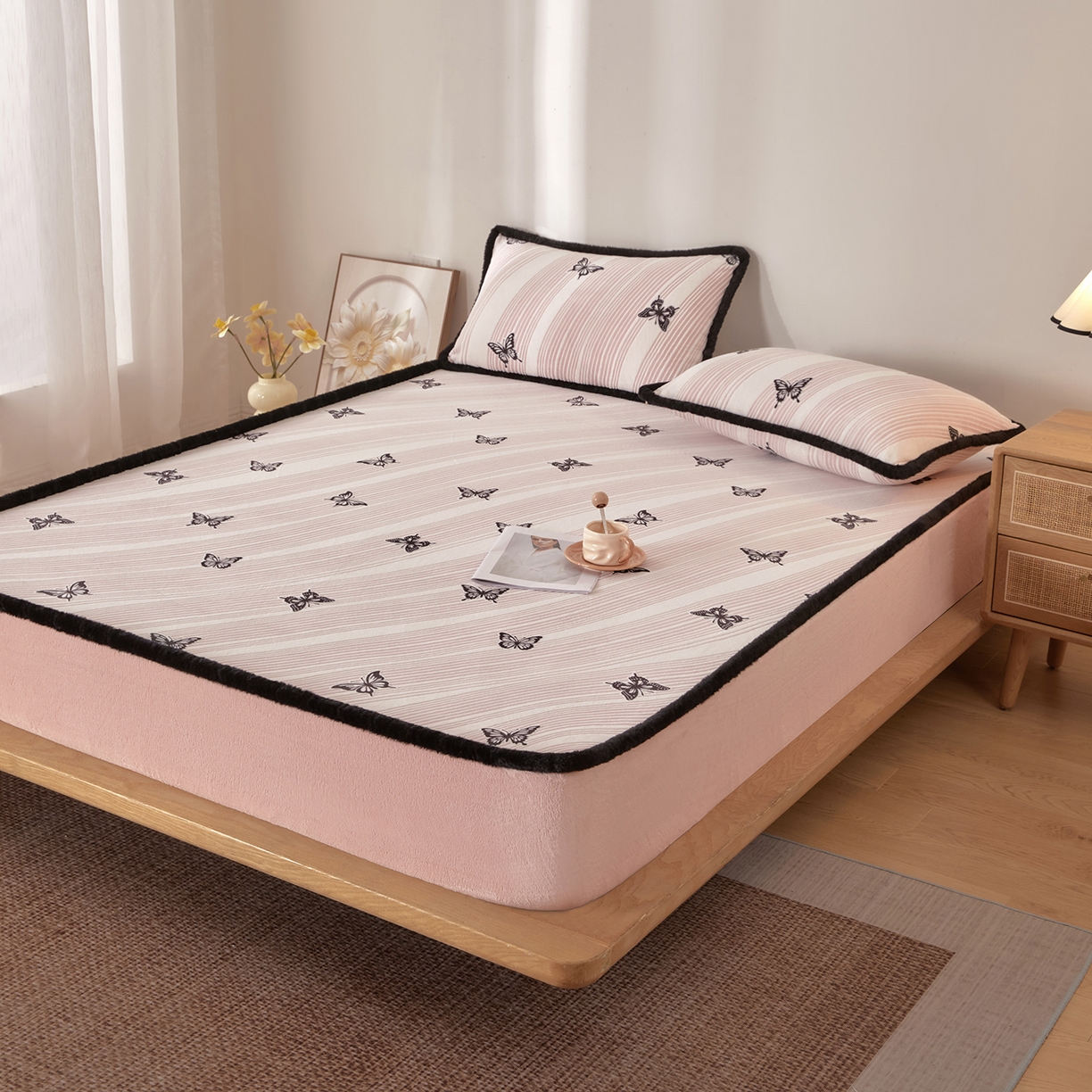 91家纺网 家纺一手货源 找家纺 吾诺家居 2025新款高克重雕花牛奶绒单品床笠 粉蝶