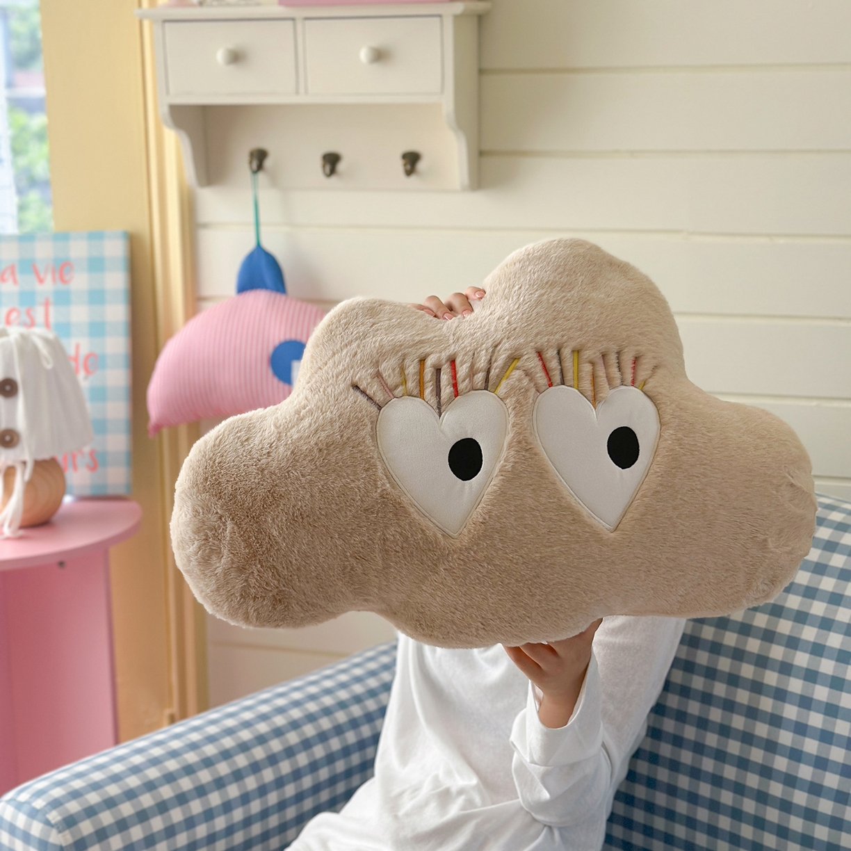 91家纺网 家纺一手货源 找家纺 美茉家居 2025新款兔毛绒炫彩睫毛云朵抱枕 白色