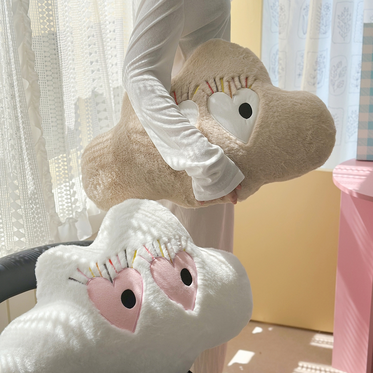 91家纺网 家纺一手货源 找家纺 美茉家居 2025新款兔毛绒炫彩睫毛云朵抱枕 杏色