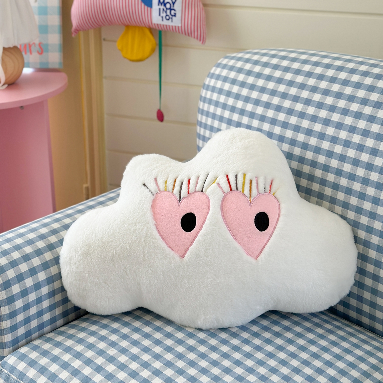 91家纺网 家纺一手货源 找家纺 （总）美茉家居 2025新款兔毛绒炫彩睫毛云朵抱枕