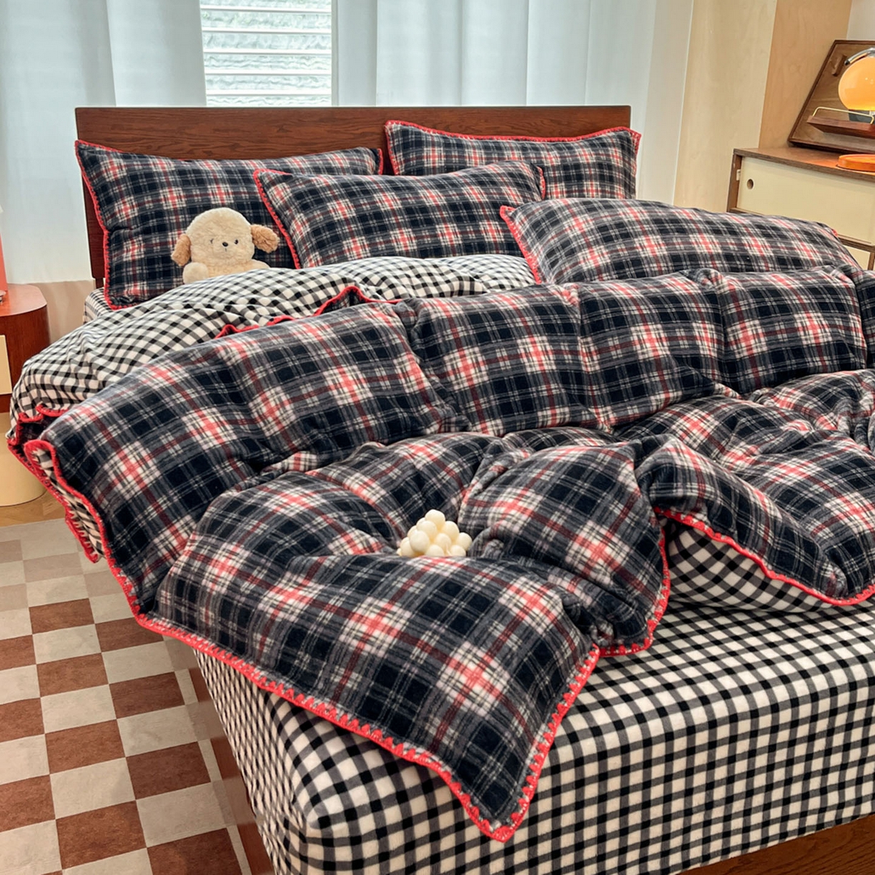 91家纺网 家纺一手货源 找家纺 格真 2025新款高克重暖芙绒牛奶绒印花三角针无印风四件套 宝丽-黑白格