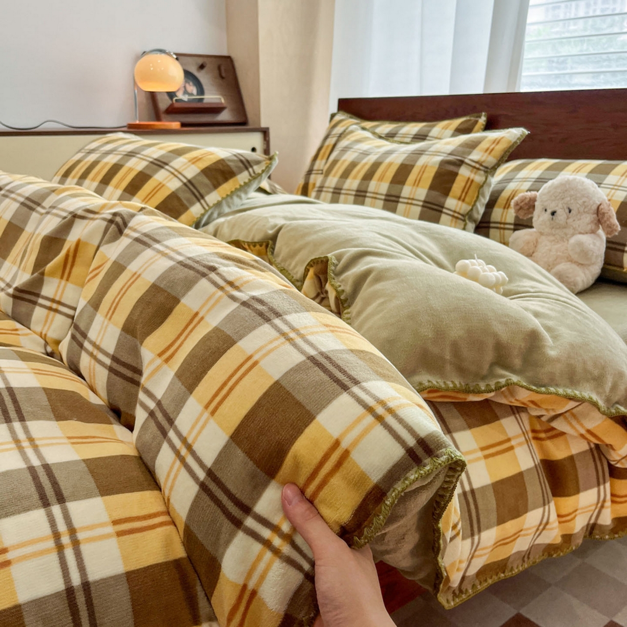 91家纺网 家纺一手货源 找家纺 格真 2025新款高克重暖芙绒牛奶绒印花三角针无印风四件套 拉菲-黄