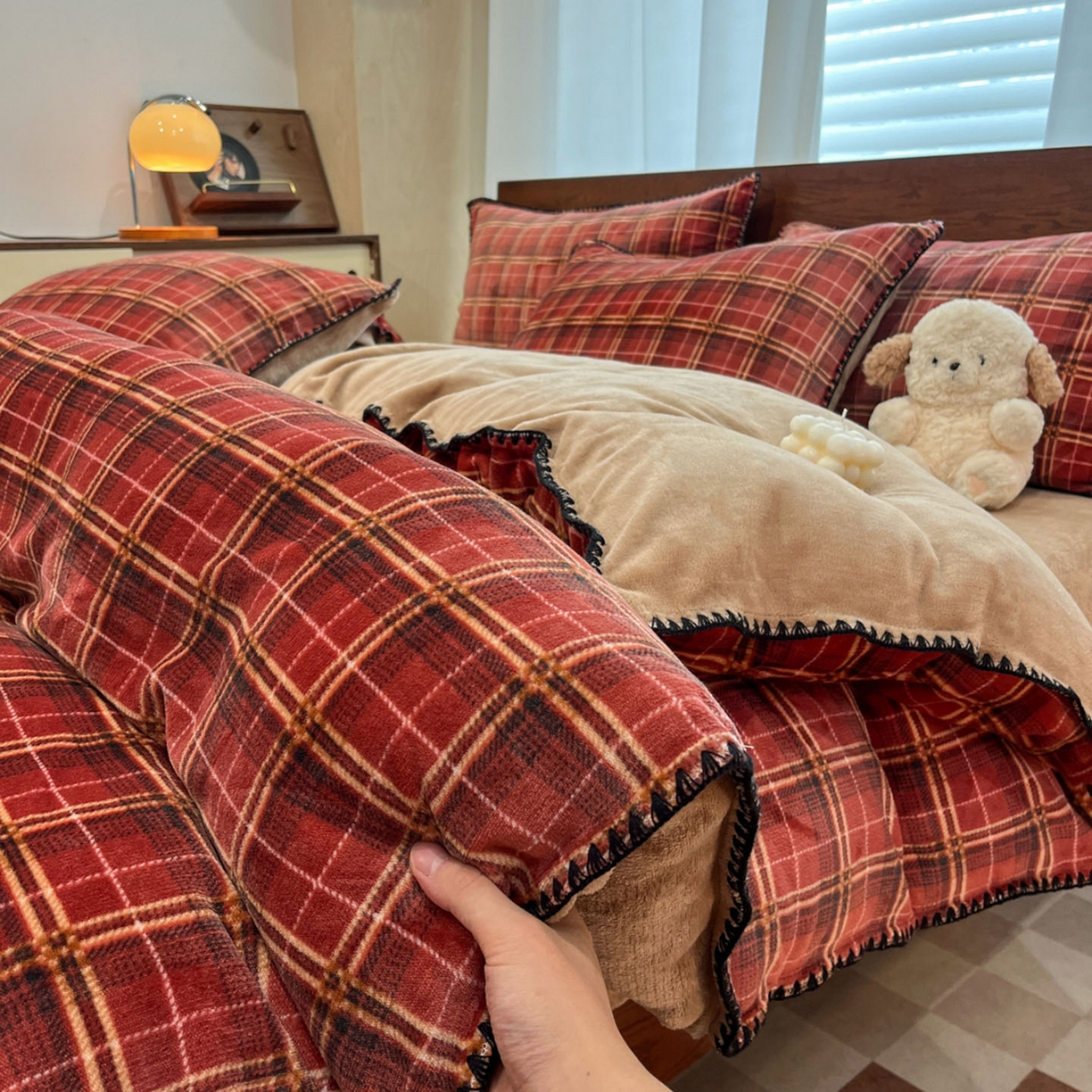 91家纺网 家纺一手货源 找家纺 格真 2025新款高克重暖芙绒牛奶绒印花三角针无印风四件套 凯瑟琳-红咖