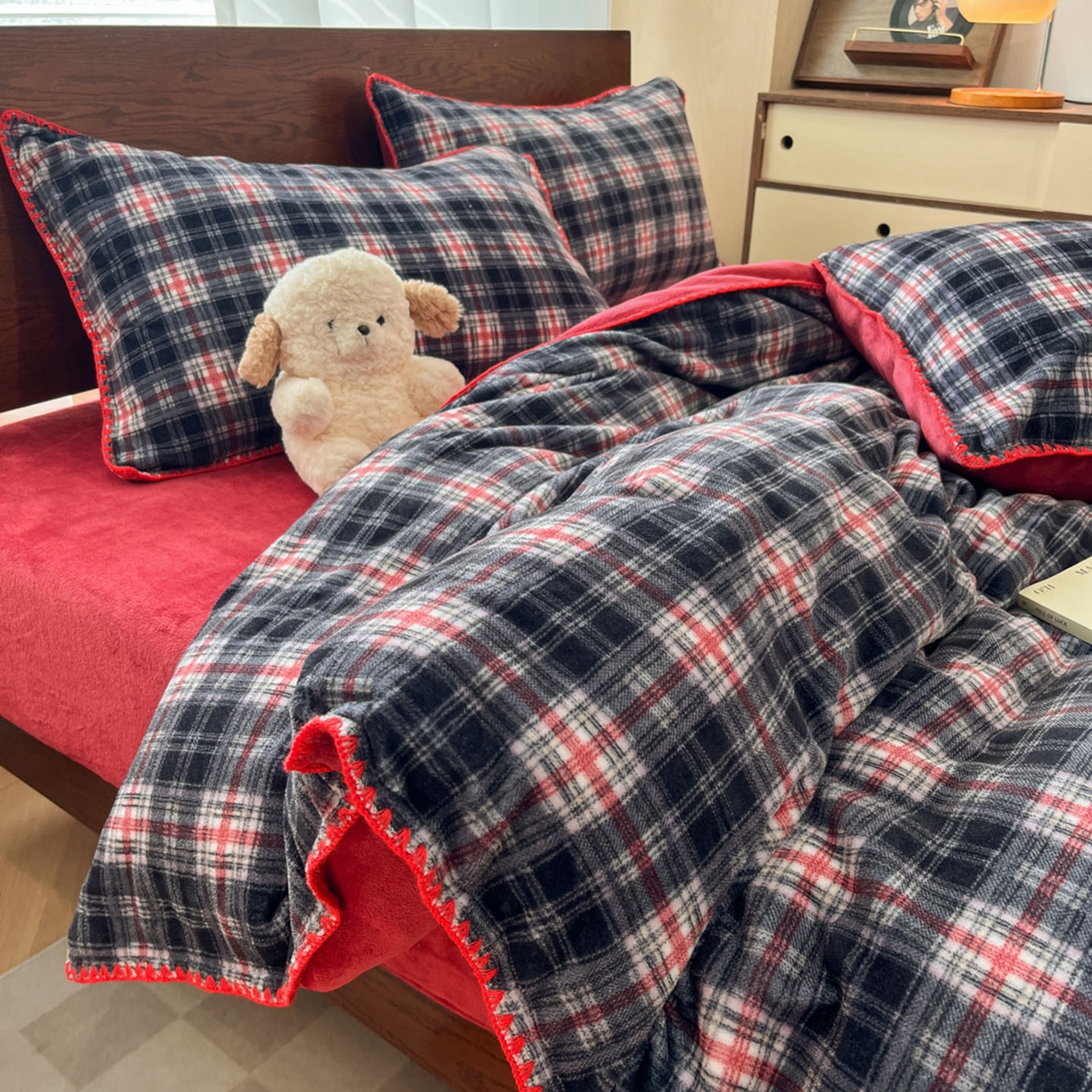 91家纺网 家纺一手货源 找家纺 格真 2025新款高克重暖芙绒牛奶绒印花三角针无印风四件套 宝丽-安格拉红