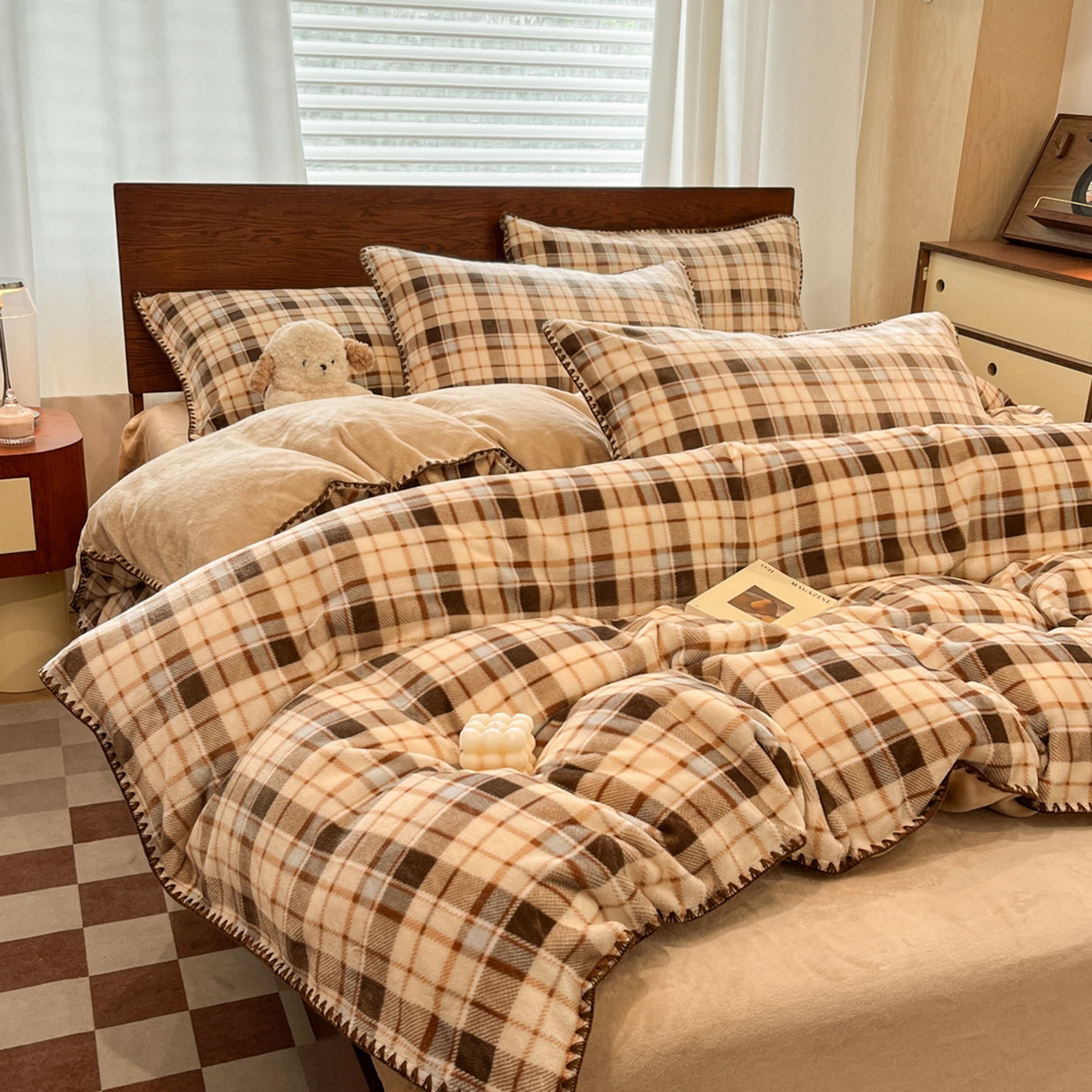 91家纺网 家纺一手货源 找家纺 格真 2025新款高克重暖芙绒牛奶绒印花三角针无印风四件套 休闲时光-卡其