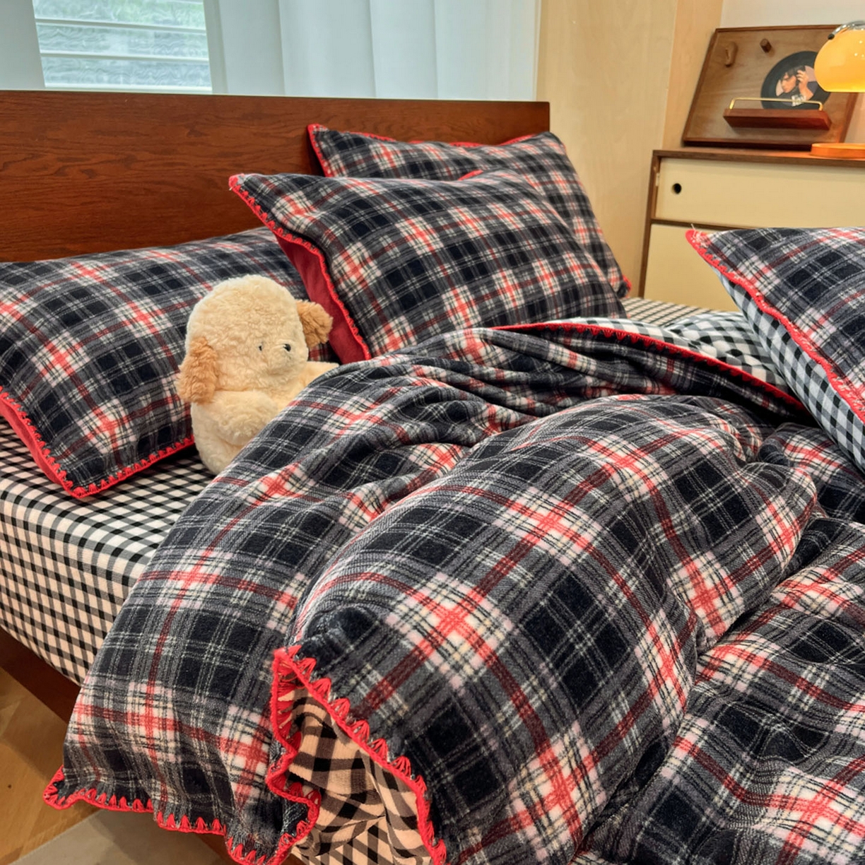 91家纺网 家纺一手货源 找家纺 格真 2025新款高克重暖芙绒牛奶绒印花三角针无印风四件套 宝丽-黑白格