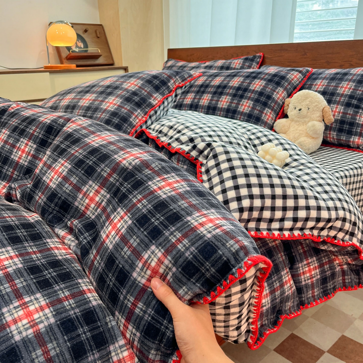 91家纺网 家纺一手货源 找家纺 格真 2025新款高克重暖芙绒牛奶绒印花三角针无印风四件套 宝丽-黑白格