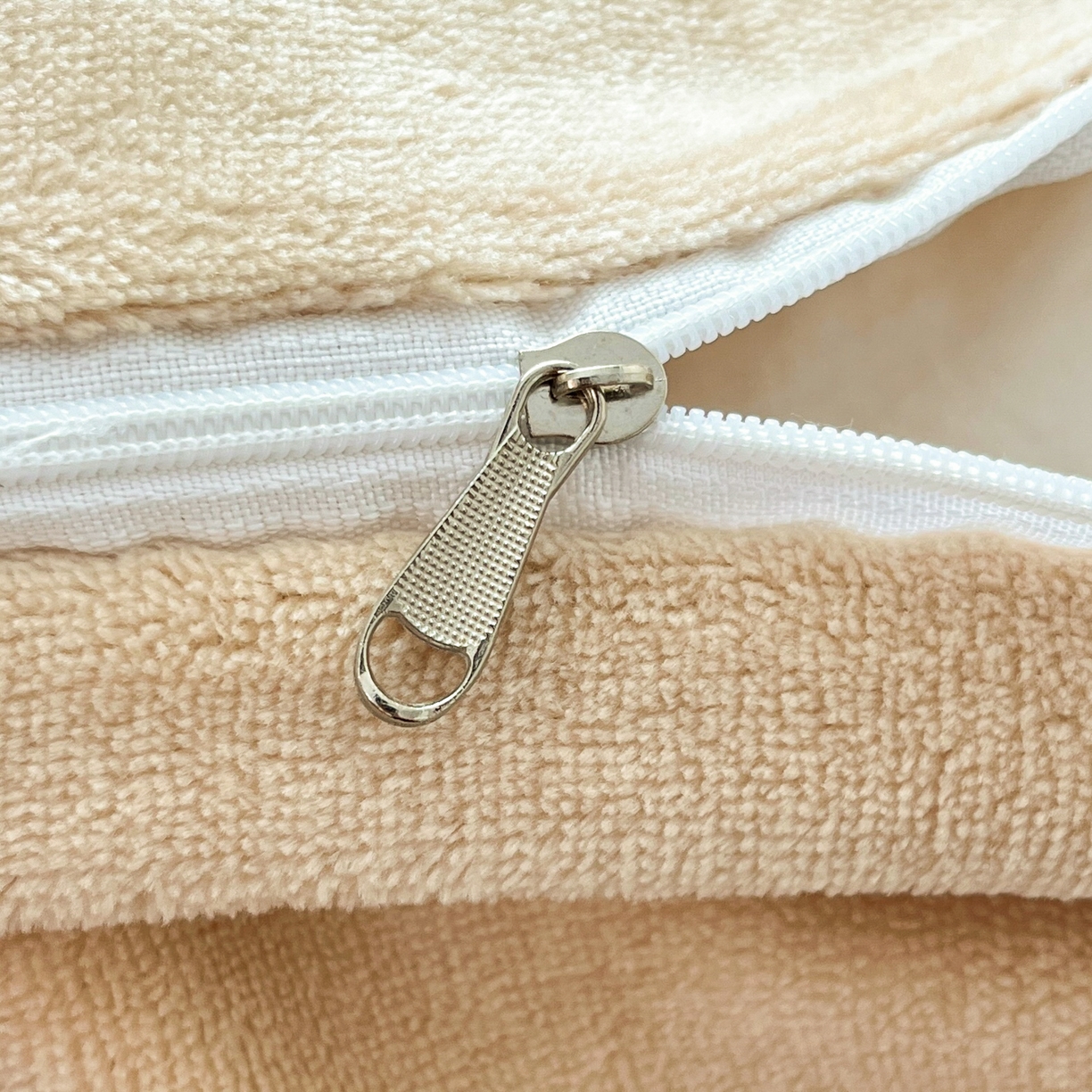 91家纺网 家纺一手货源 找家纺 （总）格真 2025新款高克重暖芙绒牛奶绒印花三角针无印风四件套