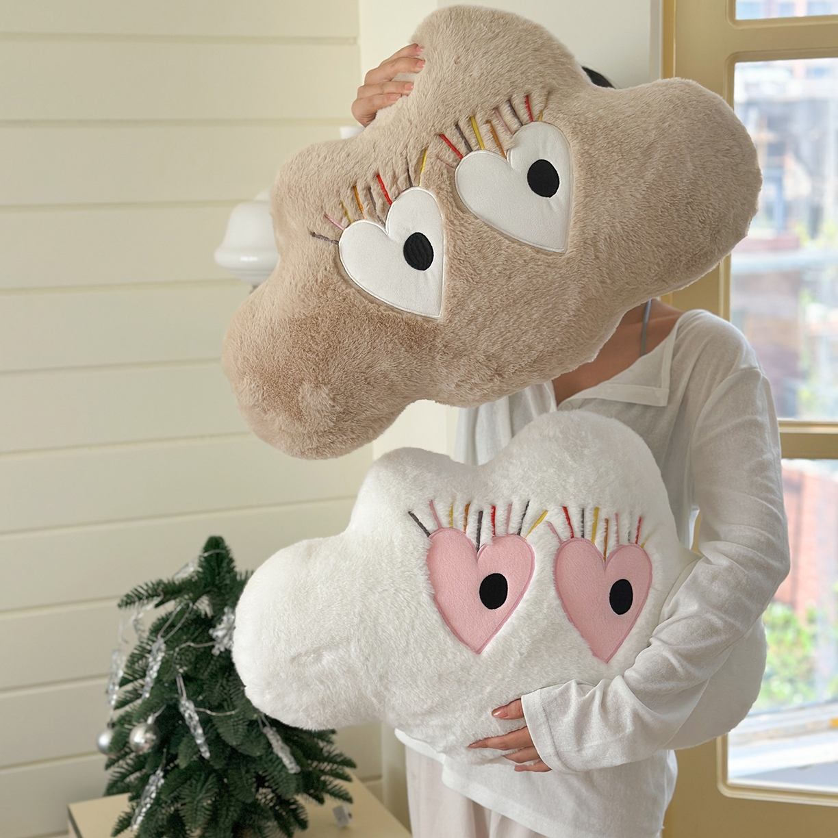 91家纺网 家纺一手货源 找家纺 美茉家居 2025新款兔毛绒炫彩睫毛云朵抱枕 白色